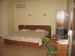 Отель Hotel Elica Варна Двухместный номер с 1 кроватью (для 2 взрослых и 1 ребенка)-3